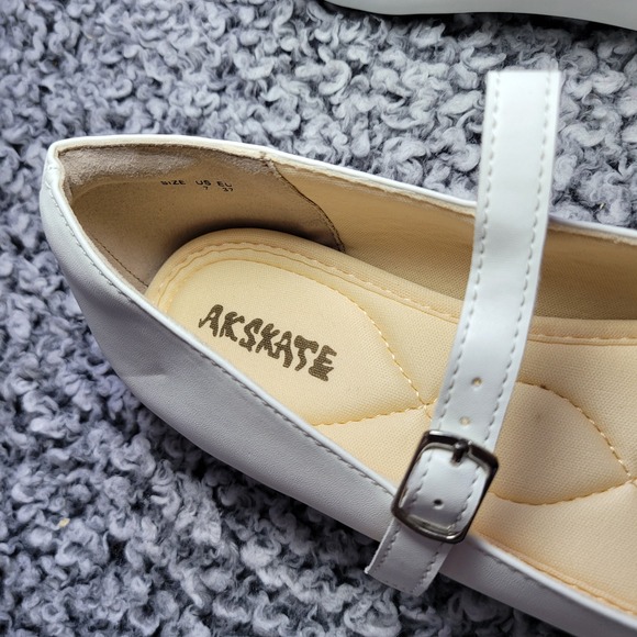 NWOT white mary jane ballet flats low heel almond toe classic neutral minimalist - Picture 2 of 10